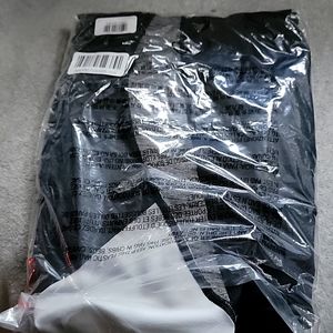 New in package Old Navy cropped compression yoga pants. Black Tall lg